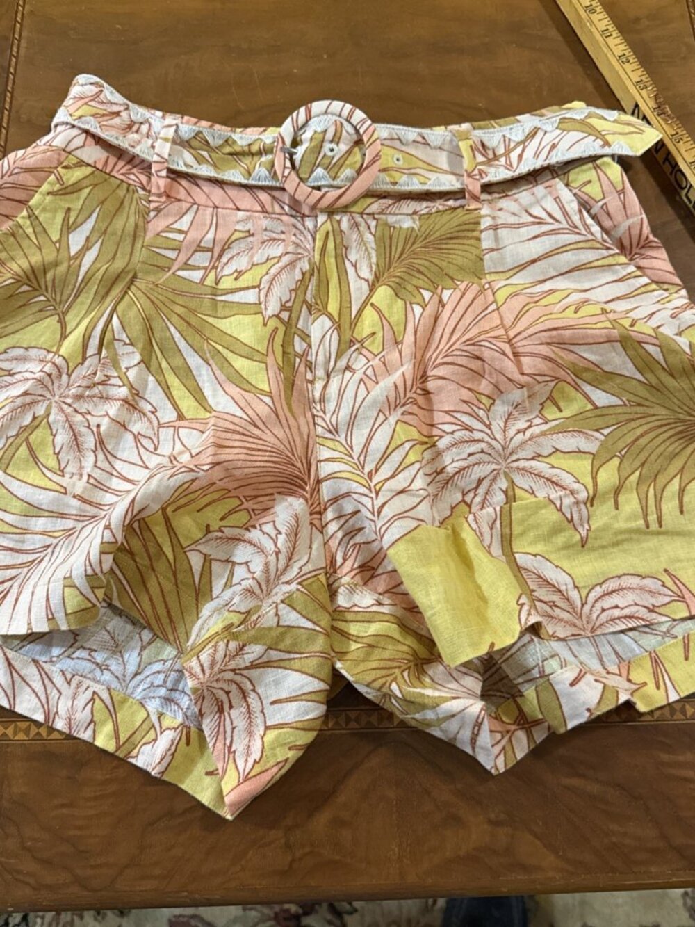 Nice Tahari Linen Belted Shorts Yellow 10 Resort Coastal Vacation Summer Beachy